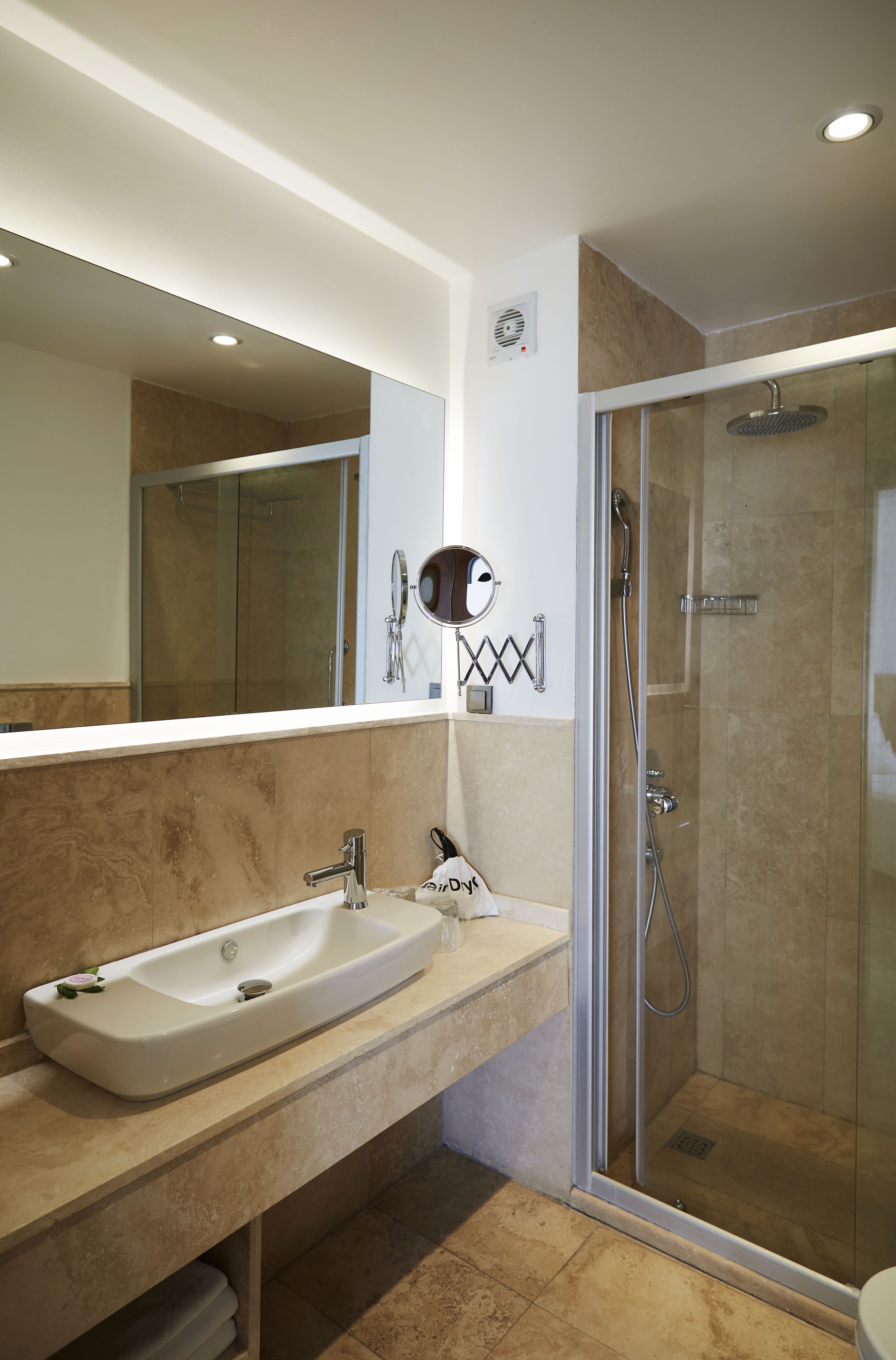 shower, rainfall showerhead, free toiletries, hair dryer