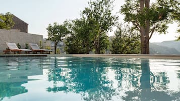 Piscina all'aperto, lettini