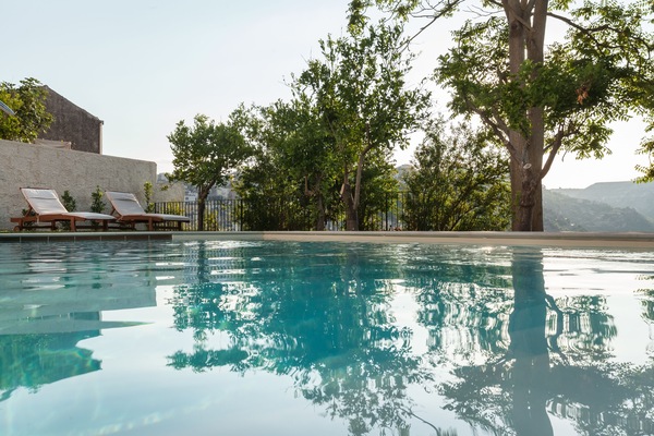 Piscina all'aperto, lettini