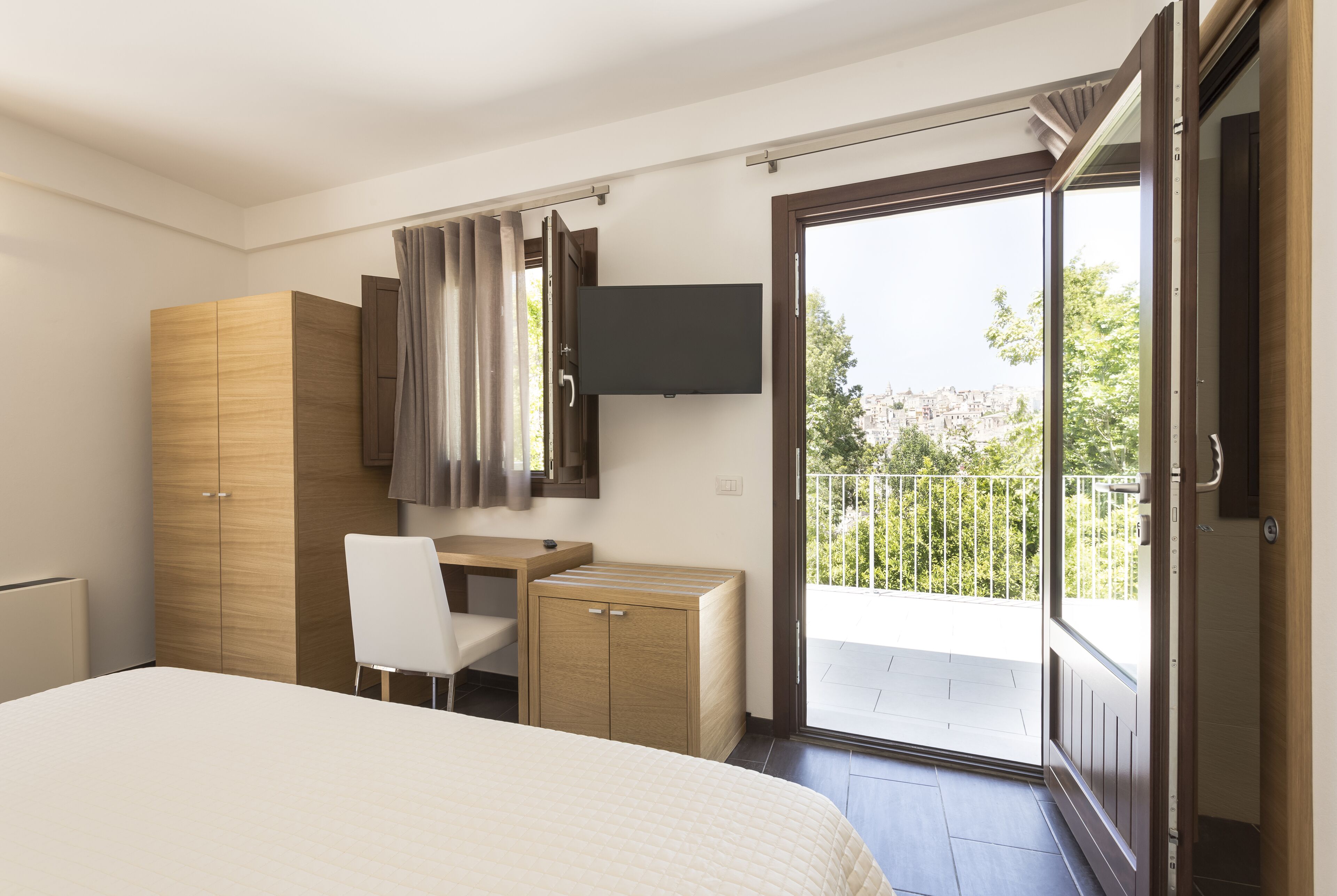 Camera Deluxe con letto matrimoniale o 2 letti singoli, vista giardino, piano elevato | Biancheria da letto di alta qualità, copriletto in piuma