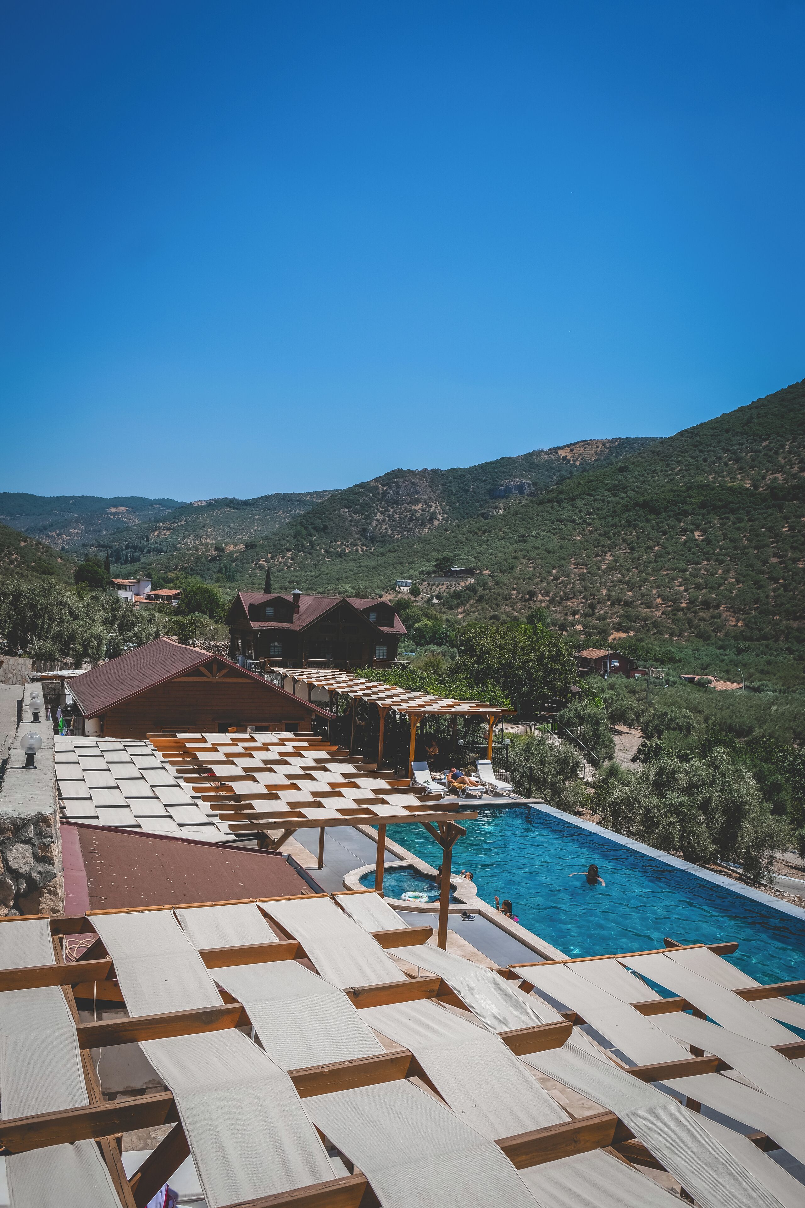 季節限定屋外プール、プール パラソル、サンラウンジャー