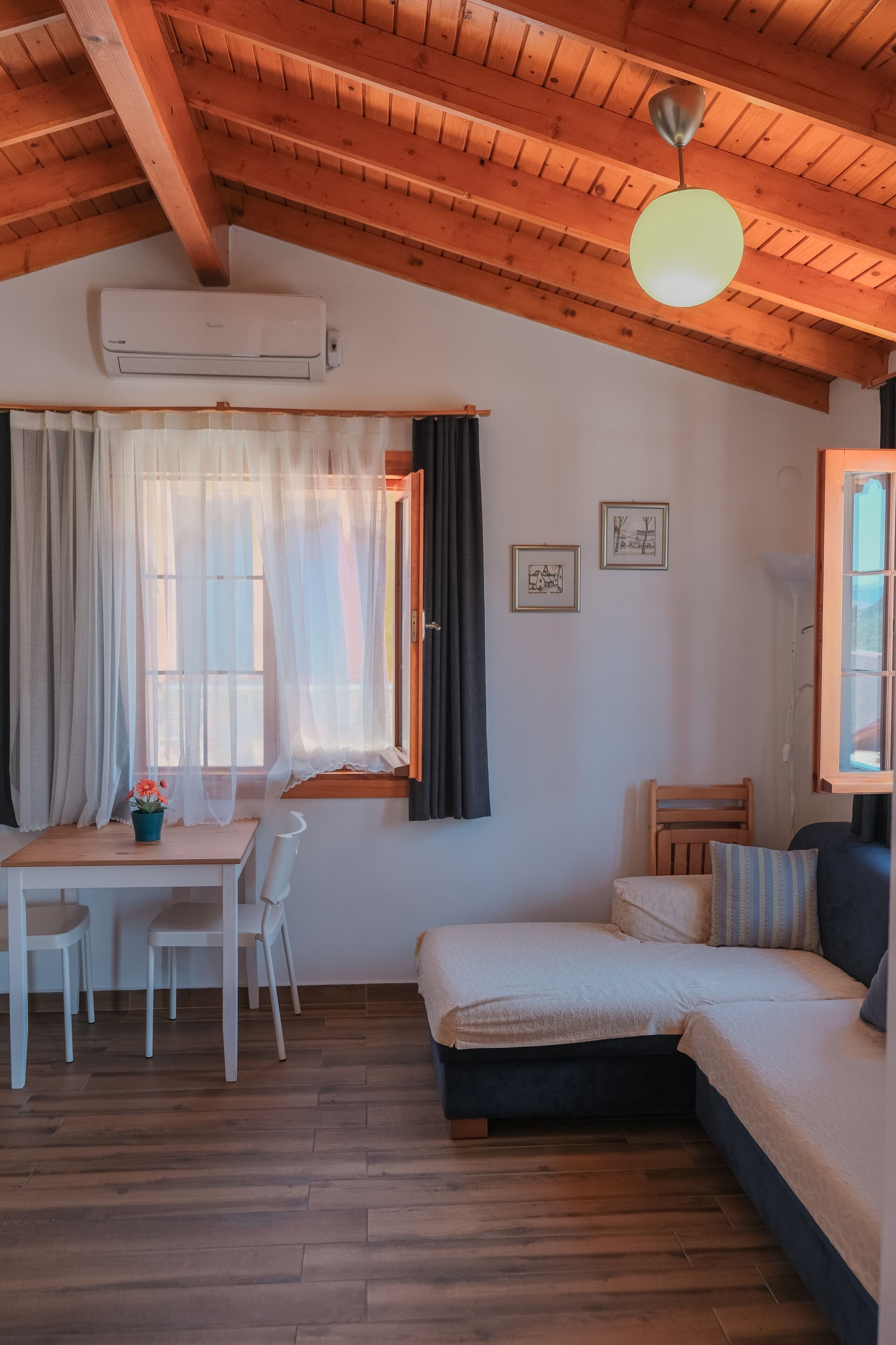 Klassieke bungalow, 1 slaapkamer, kitchenette, aan piste | Luxe beddengoed, bedden met traagschuimmatrassen, een bureau