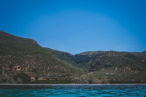 季节性开放的室外游泳池，池畔遮阳伞，日光浴躺椅