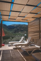 Una piscina al aire libre de temporada, sombrillas