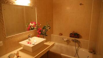 Standard Studio (Kamaroto) | Bathroom | Free toiletries, hair dryer, towels, soap