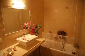 Studio Tiêu chuẩn (Kamaroto) | Phòng tắm | Đồ dùng nhà tắm miễn phí, máy sấy tóc, khăn tắm, xà phòng