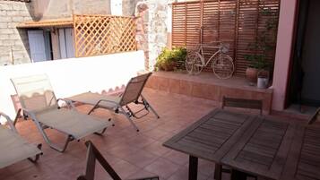 Standard Triple Room | In-room safe, blackout curtains, soundproofing, iron/ironing board