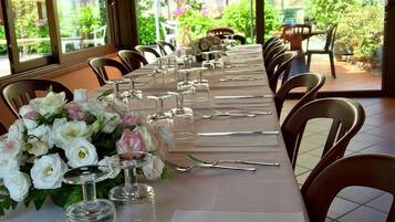 FrĂŒhstĂŒck und Abendessen, Blick auf den Garten