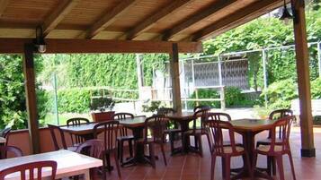 Aperto a colazione e cena, con vista sul giardino