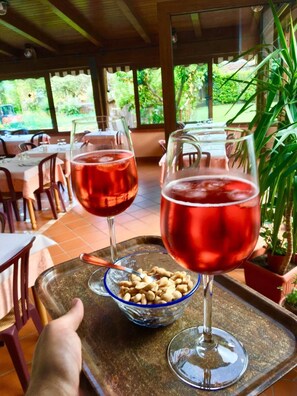 Déjeuner et souper servis sur place, vue sur le jardin 