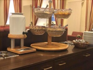 Breakfast buffet - Hotel Schloß Gehrden (Brakel)