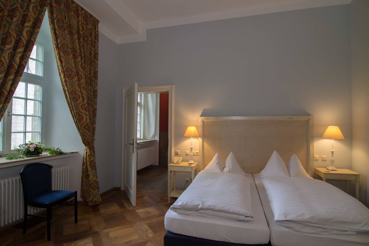 Suite (Fürstensuite) | In-room safe, desk, cribs (surcharge), WiFi (free)