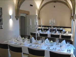 Déjeuner et dîner servis sur place