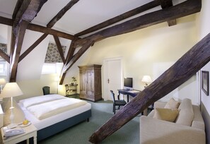 In-room safe, individually decorated, individually furnished, desk - Hotel Schloß Gehrden (Brakel)