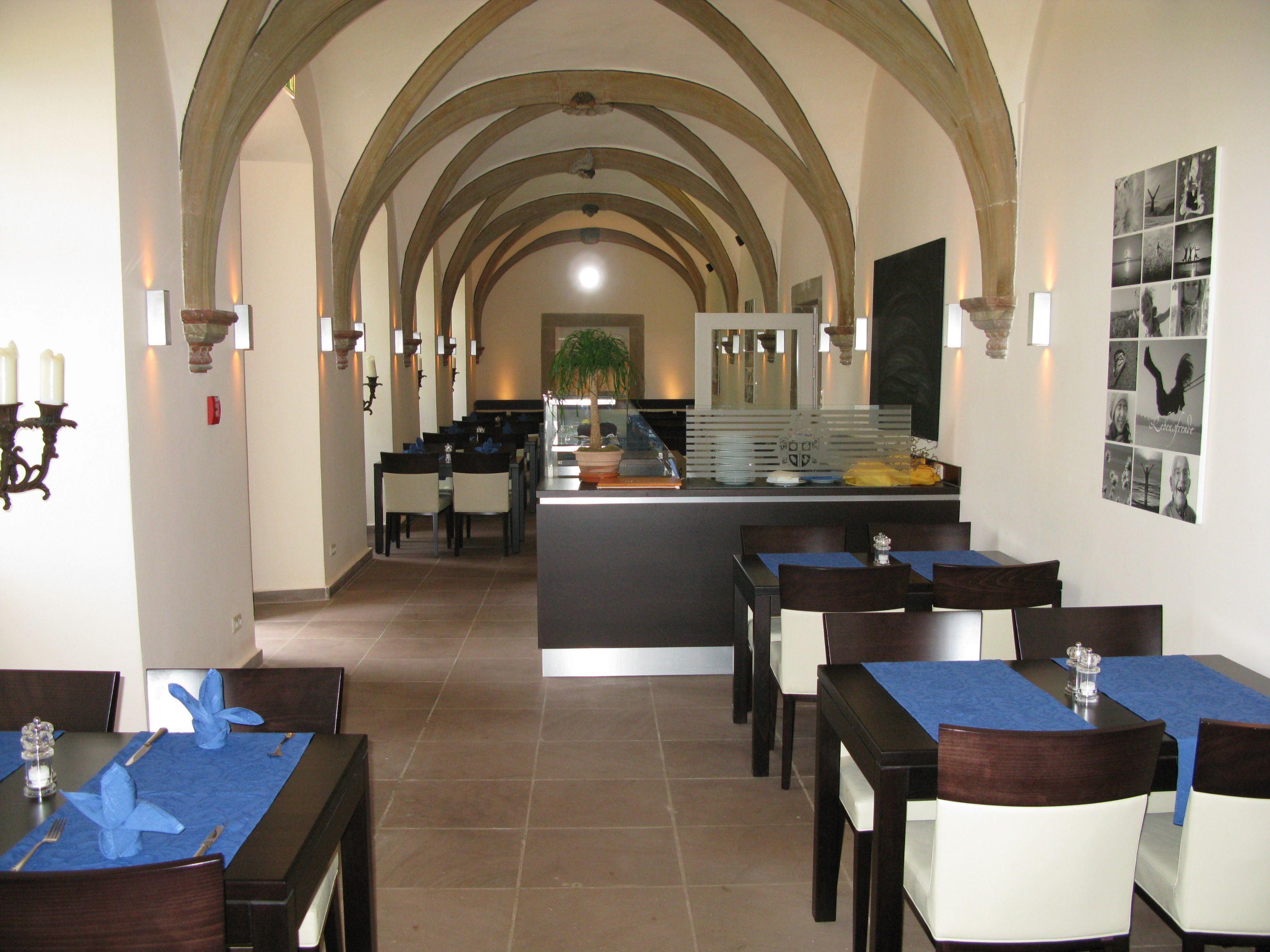 lunch, dinner served; international cuisine, al fresco dining