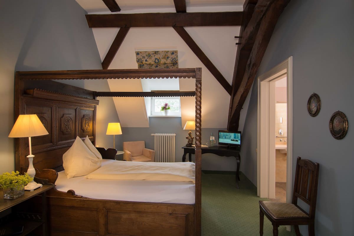 deluxe single room, park view | in-room safe, individually decorated, individually furnished, desk