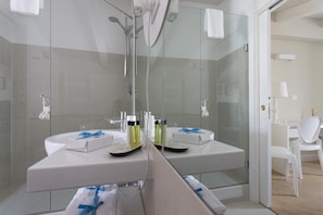 Amenidades de baño de diseñador, secadora de cabello, pantuflas, bidet