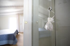 Minibar, coffres-forts dans les chambres, bureau, chambres insonorisées