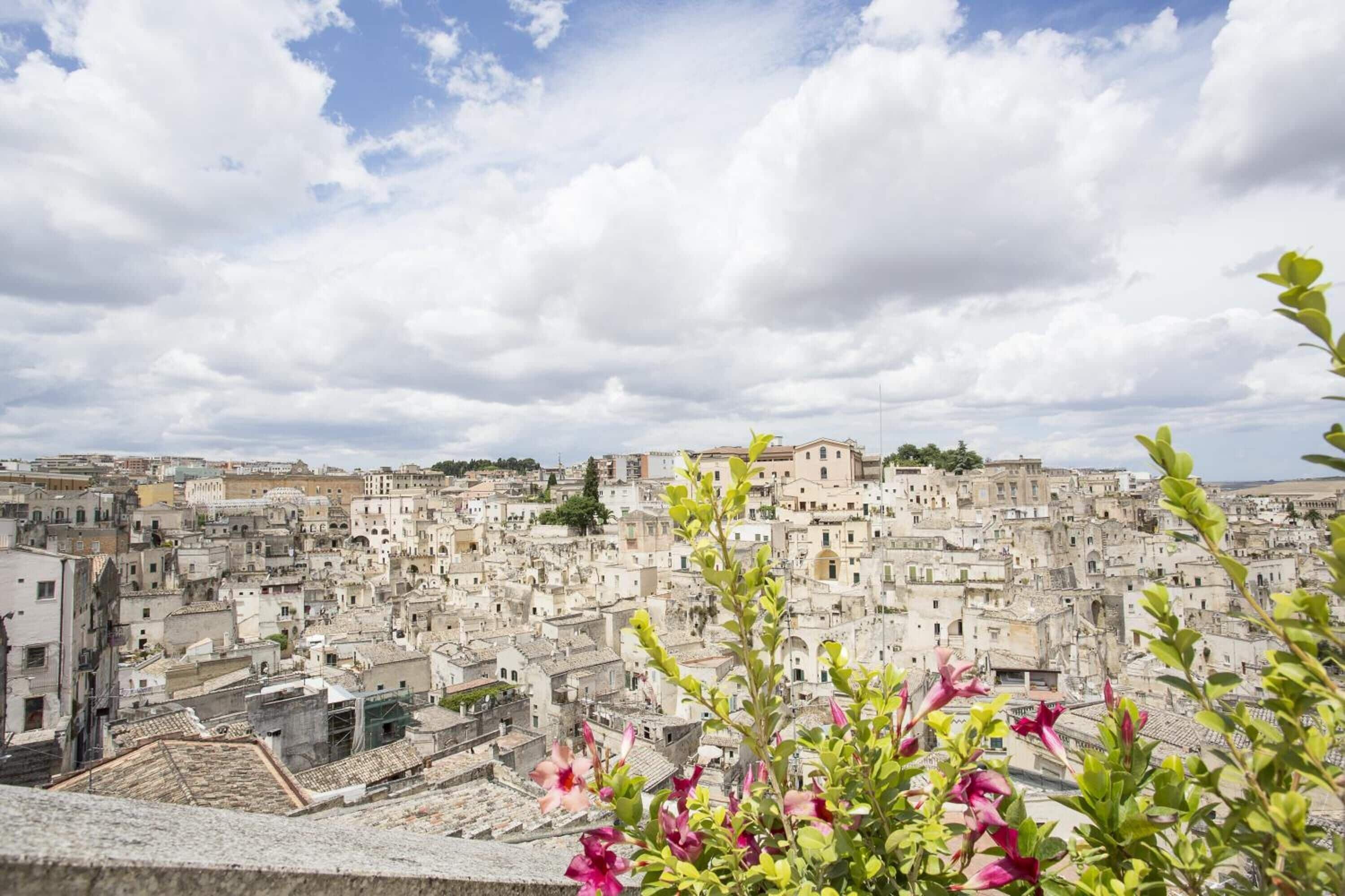 Una zona urbana densamente poblada con edificios históricos, probablemente un paisaje urbano.