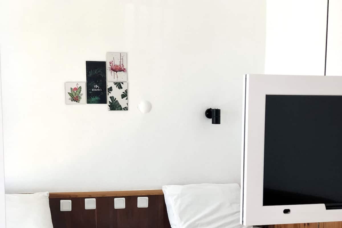 Twin kamer | Luxe beddengoed, een minibar, een bureau, een laptopwerkplek