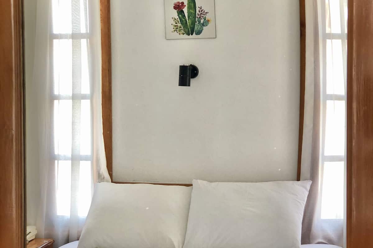 Tweepersoonskamer | Luxe beddengoed, een minibar, een bureau, een laptopwerkplek