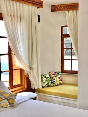 Quarto casal | Roupas de cama premium, frigobar, escrivaninha