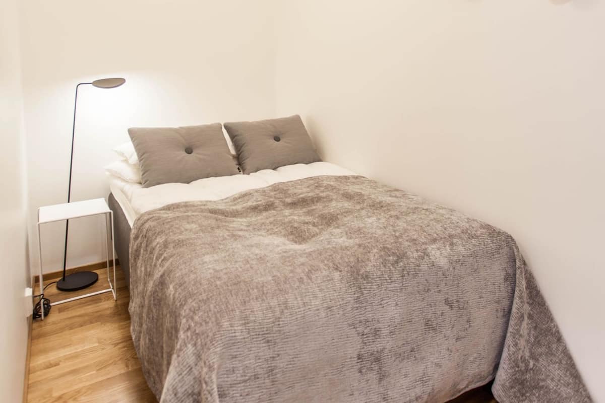 Apartment Solo | Cortinas blackout, tabla de planchar con plancha y wifi gratis