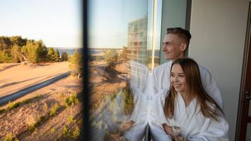 Aamiainen ja illallinen, näkymät uima-altaalle
