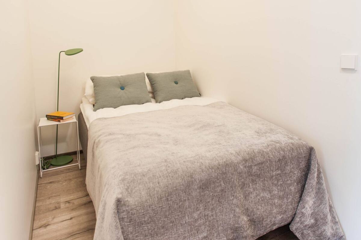 Apartment Solo with sea view | Langsir/tirai gelap terus, seterika/papan seterika, Wi-fi percuma 