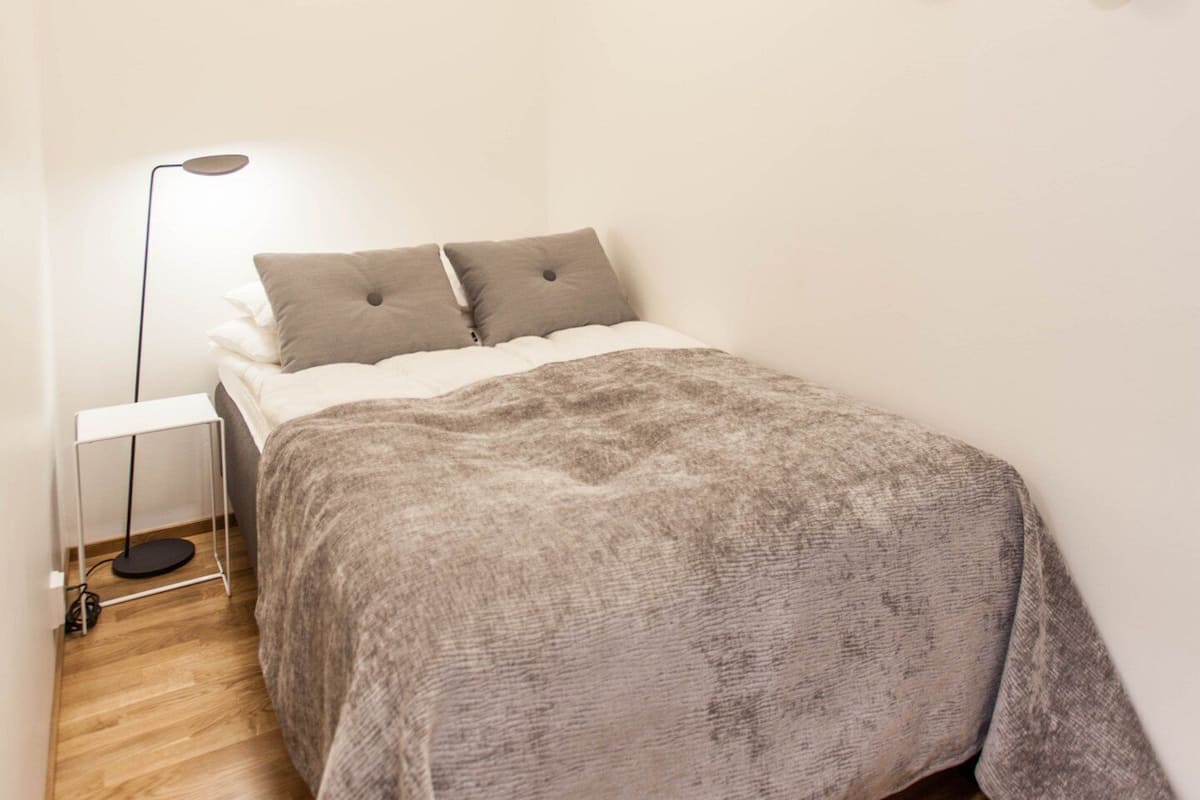 1 habitación, cortinas blackout y tabla de planchar con plancha