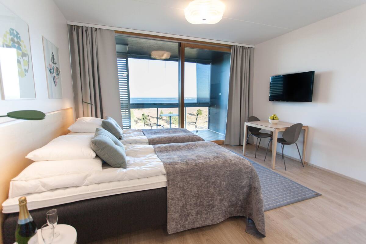 Apartment for two with sea view | Langsir/tirai gelap terus, seterika/papan seterika, Wi-fi percuma 