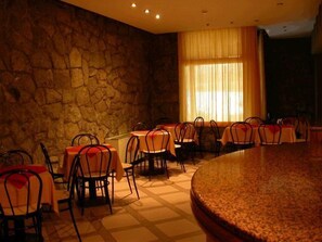 2 restaurants, breakfast served