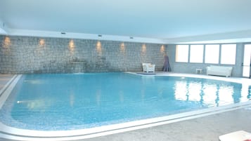 Inomhuspool och solstolar