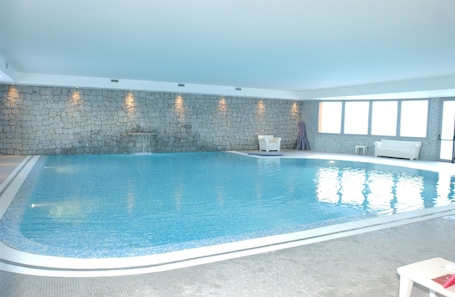 Indoor pool, sun loungers