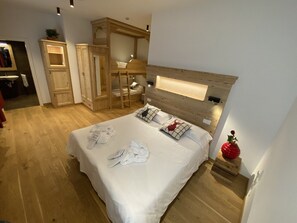 Superior-Zimmer | Daunenbettdecken, Zimmersafe, Schreibtisch, Verdunkelungsvorhänge