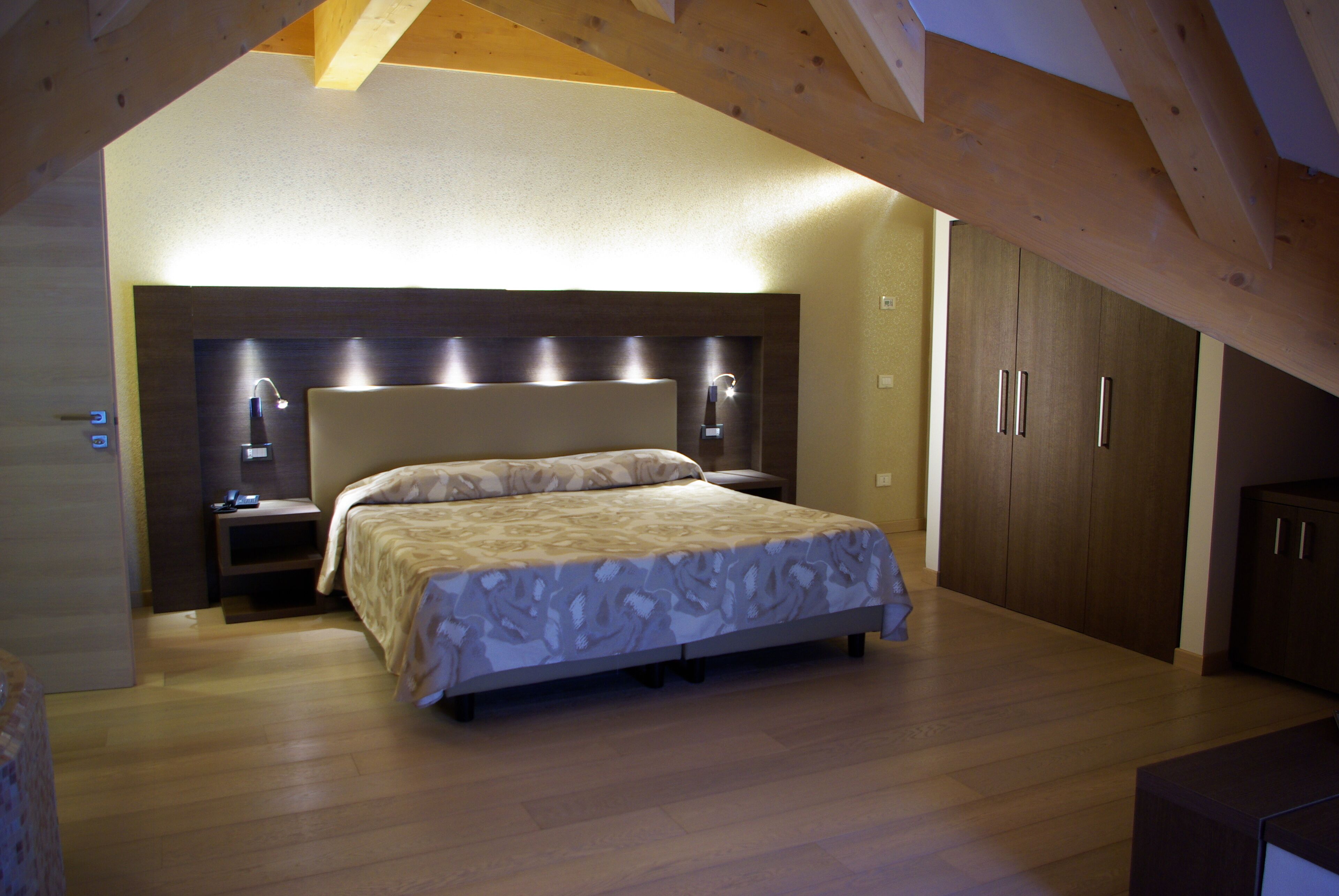 Suite monolocale Luxury | Copriletto in piuma, una cassaforte in camera, una scrivania