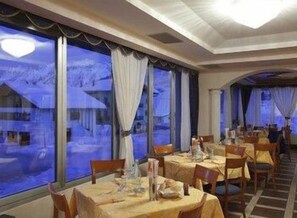 2 restaurants, serveren ontbijt