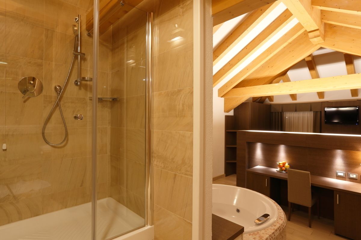 Suite | Bathroom | Jetted tub, rainfall showerhead, free toiletries, hair dryer