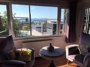 Deluxe kamer, uitzicht op zee | Badkamer | Een douche, een haardroger, pantoffels, handdoeken