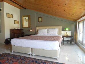 Deluxe kamer, terras | Luxe beddengoed, een strijkplank/strijkijzer, gratis wifi, beddengoed