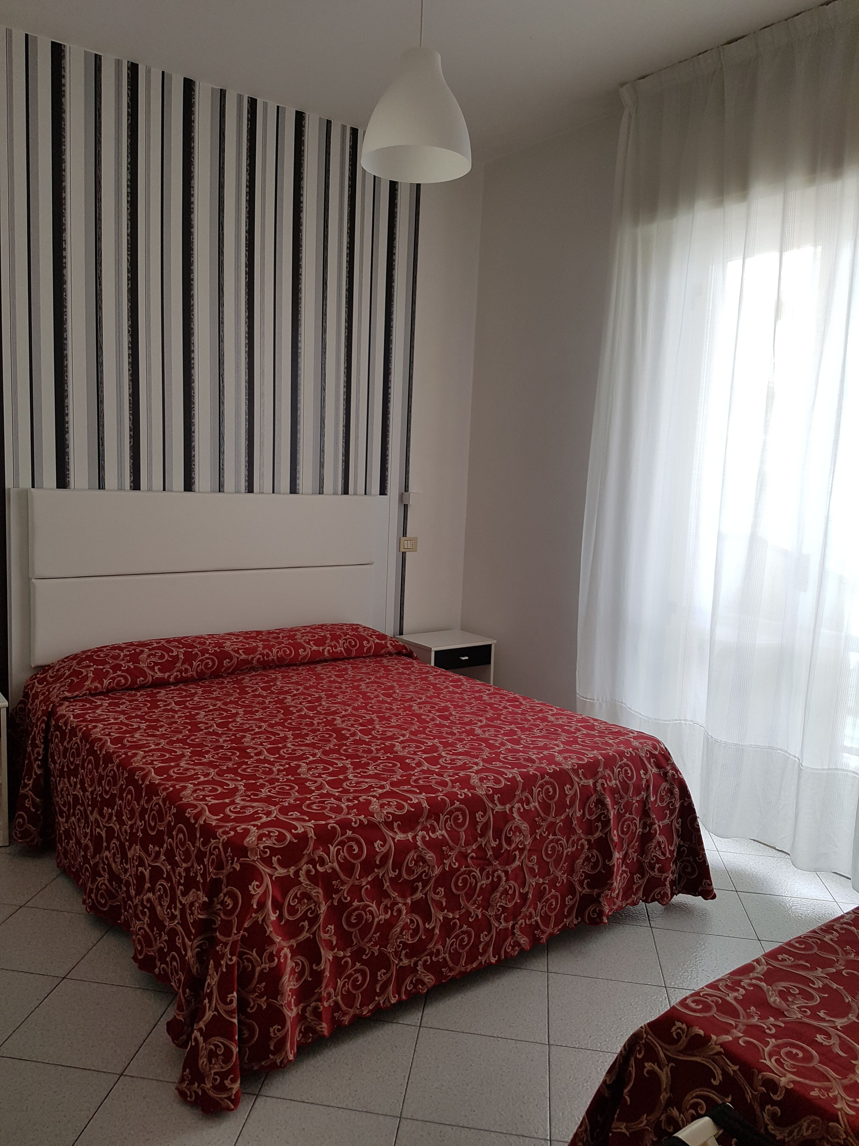 Kamar Quadruple Standar | Seprai antialergi, minibar, brankas, dan Wi-Fi gratis