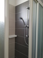 Doccia, set di cortesia gratuito, asciugacapelli, bidet