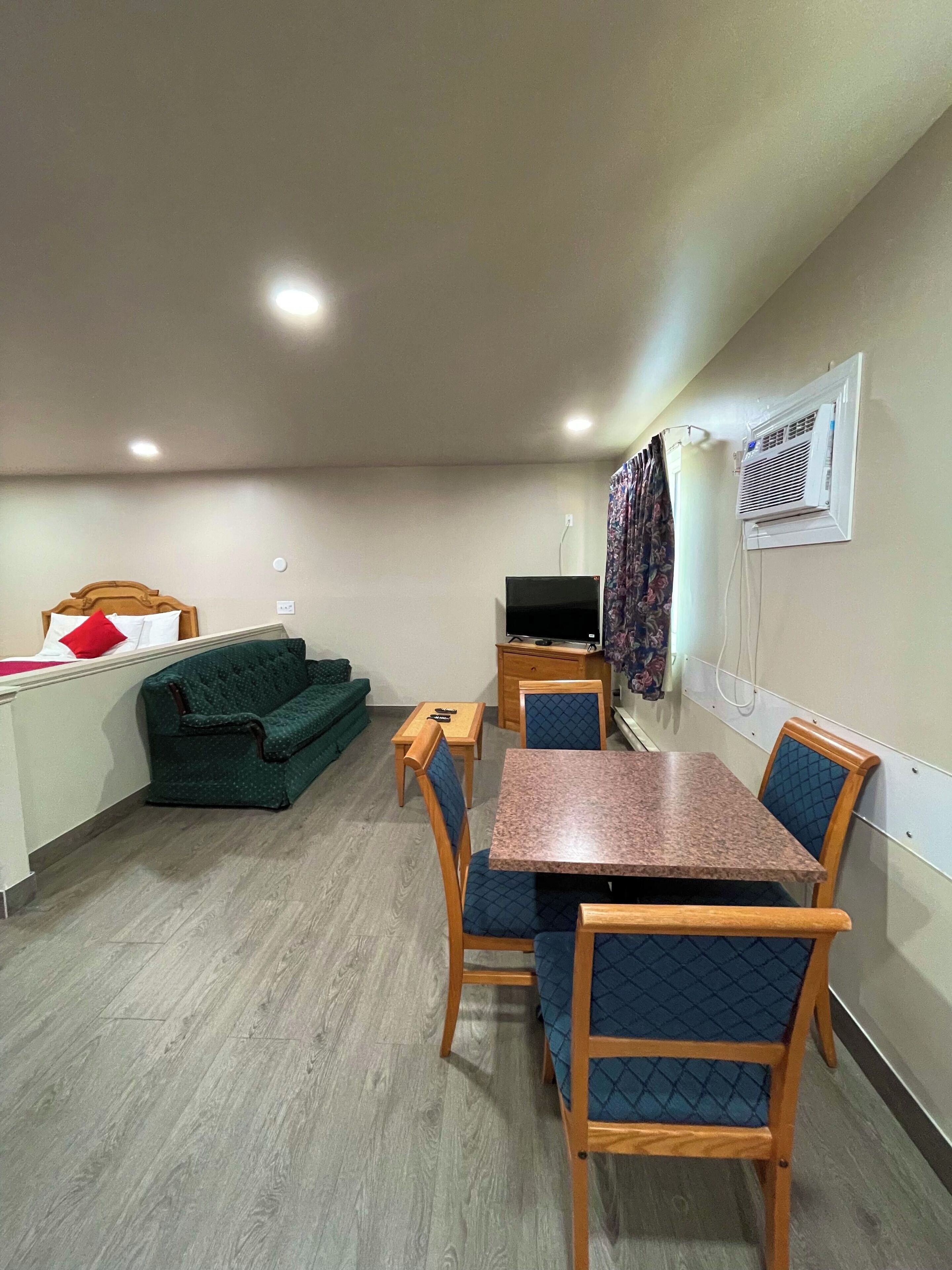 Chambre, 2 grands lits, non-fumeur (Efficiency) | Repas dans la chambre