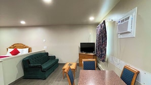 Room, 2 Katil Ratu (Queen), Non Smoking (Efficiency) | Makan dalam bilik