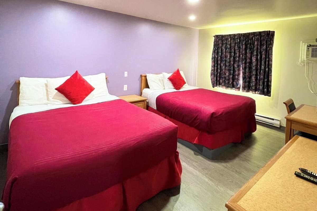 Escritorio, wifi gratis y ropa de cama