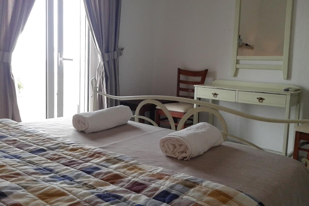 Habitación estándar, vista al jardín | Sábanas de algodón egipcio y ropa de cama de alta calidad