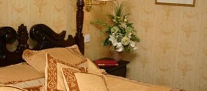 Individually decorated, individually furnished, desk, blackout curtains - Tullylagan Country House Hotel (Cookstown)