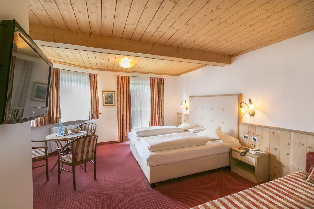 Double Room | Hypo-allergenic bedding, minibar, in-room safe, desk