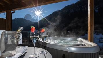 Hypo-allergenic bedding, minibar, in-room safe, desk