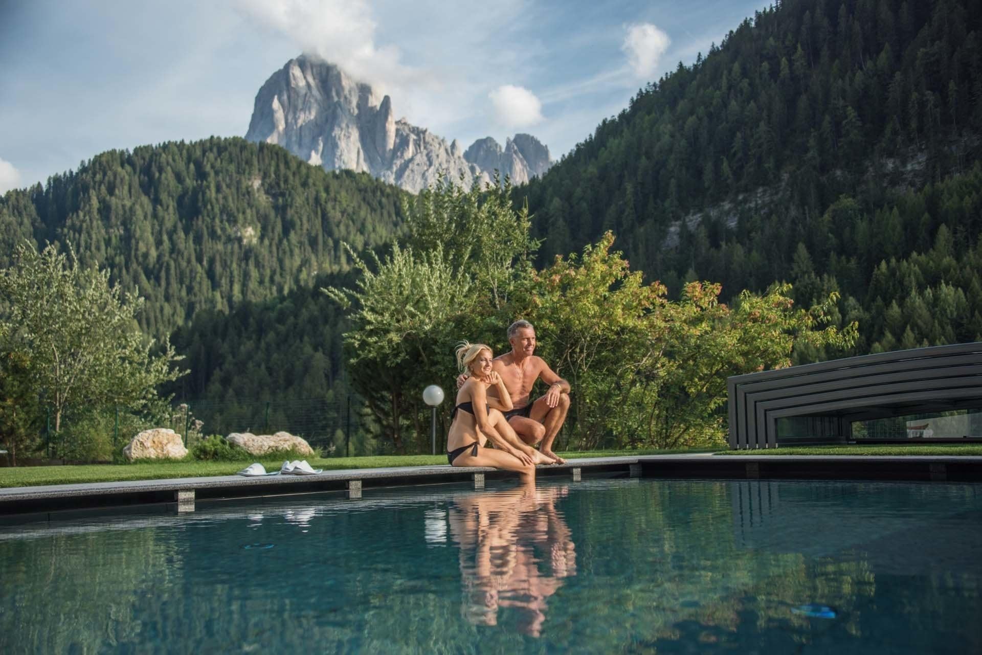 สระว่ายน้ำในร่ม, สระว่ายน้ำกลางแจ้ง, ร่มริมสระว่ายน้ำ